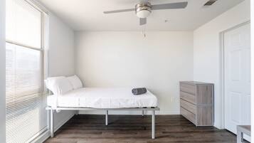 Apartment | 4 bedrooms, desk
