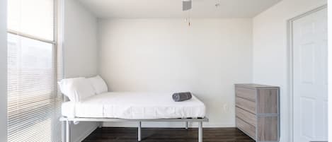 4 عدّة غرف نوم ومكتب