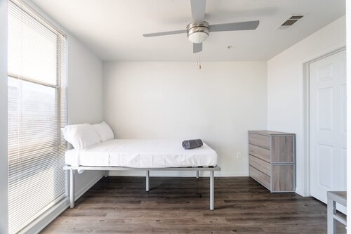 Upstay - Condo With Pool-gym-games-bbq - Walk to Uoft