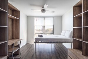 公寓 | 4 多间卧室、办公桌