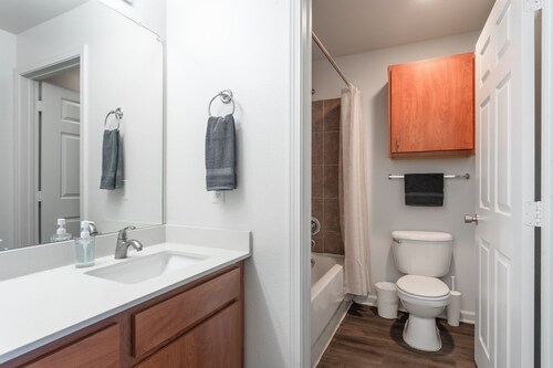 Upstay - Condo With Pool-gym-games-bbq - Walk to Uoft