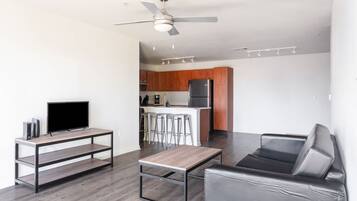 Apartment | 4 bedrooms, desk