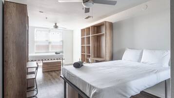 Apartment | 4 bedrooms, desk