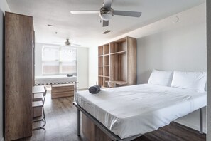 Apartment | 4 bedrooms, desk