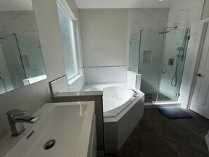 Een douche, een haardroger, handdoeken