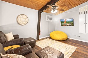 Fernseher, Kamin, Videospiele, Arbeitsbereiche