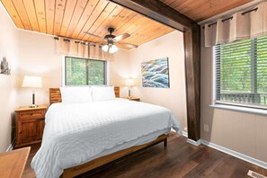 3 habitaciones, escritorio y tabla de planchar con plancha