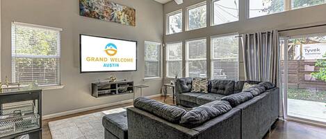 Televisión, chimenea y oficina