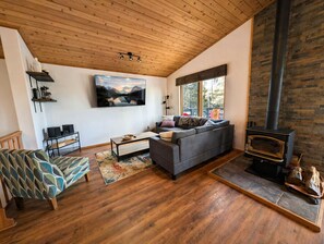 Smart-TV, Kamin, DVD-Player, Tischtennisplatte