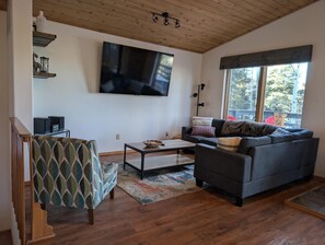 Smart TV, fireplace, DVD player, ping pong