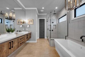 Dusj, hårføner, håndklær og såpe