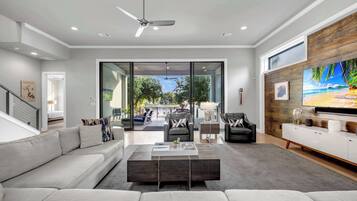 TV connectée, table de tennis de table, livres, espaces bureaux