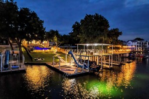 Una piscina al aire libre, una piscina climatizada