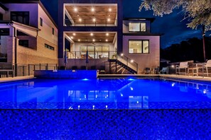 Utendørsbasseng og et oppvarmet basseng