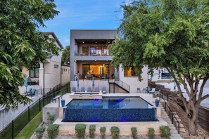 Una piscina al aire libre, una piscina climatizada
