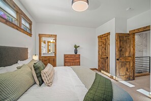 4 Schlafzimmer, Reisekinderbett, Internetzugang, Bettwäsche