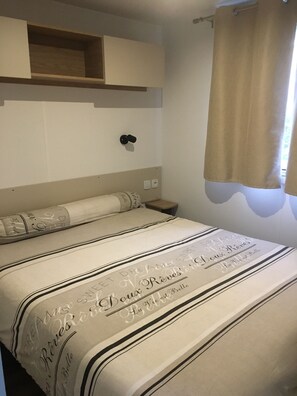 3 bedrooms, iron/ironing board, travel cot, Internet