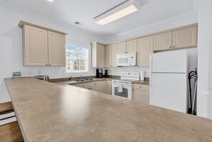 ثلاجة، ميكروويف، فرن، موقد طهي مسطح