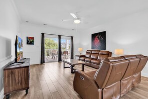 Smart TV, books - Charming 3-bedroom 6 beds villa with elevator and free parking (Myrtle Beach)