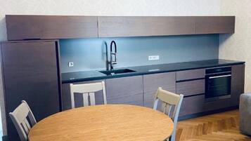 Full-size fridge, oven, stovetop, dishwasher