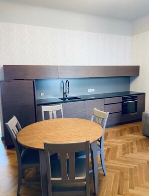 Full-size fridge, oven, stovetop, dishwasher - Roze Republikas Apartments (Liepaja)