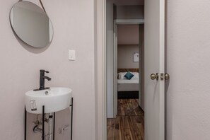 Apartment | Bathroom | Shower, hair dryer, towels - Live Roma Norte - 2BR (Mexico City)