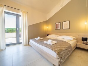 3 chambres, fer et planche à repasser, Wi-Fi, draps fournis