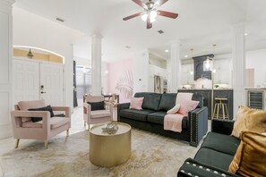 Smart-TV, Tischfußball, Bücher