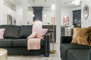 Smart-TV, Tischfußball, Bücher