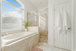 Dusche, Whirlpool, Haartrockner, Handtücher