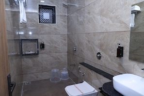 Douche, articles de toilette gratuits, sèche-cheveux, chaussons