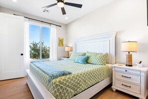 5 chambres, bureau, fer et planche à repasser, lit de bébé portatif