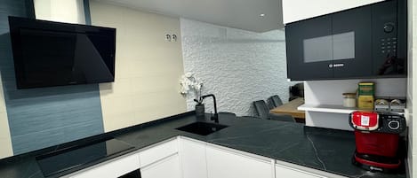 Réfrigérateur, micro-ondes, lave-vaisselle, cafetière/bouilloire