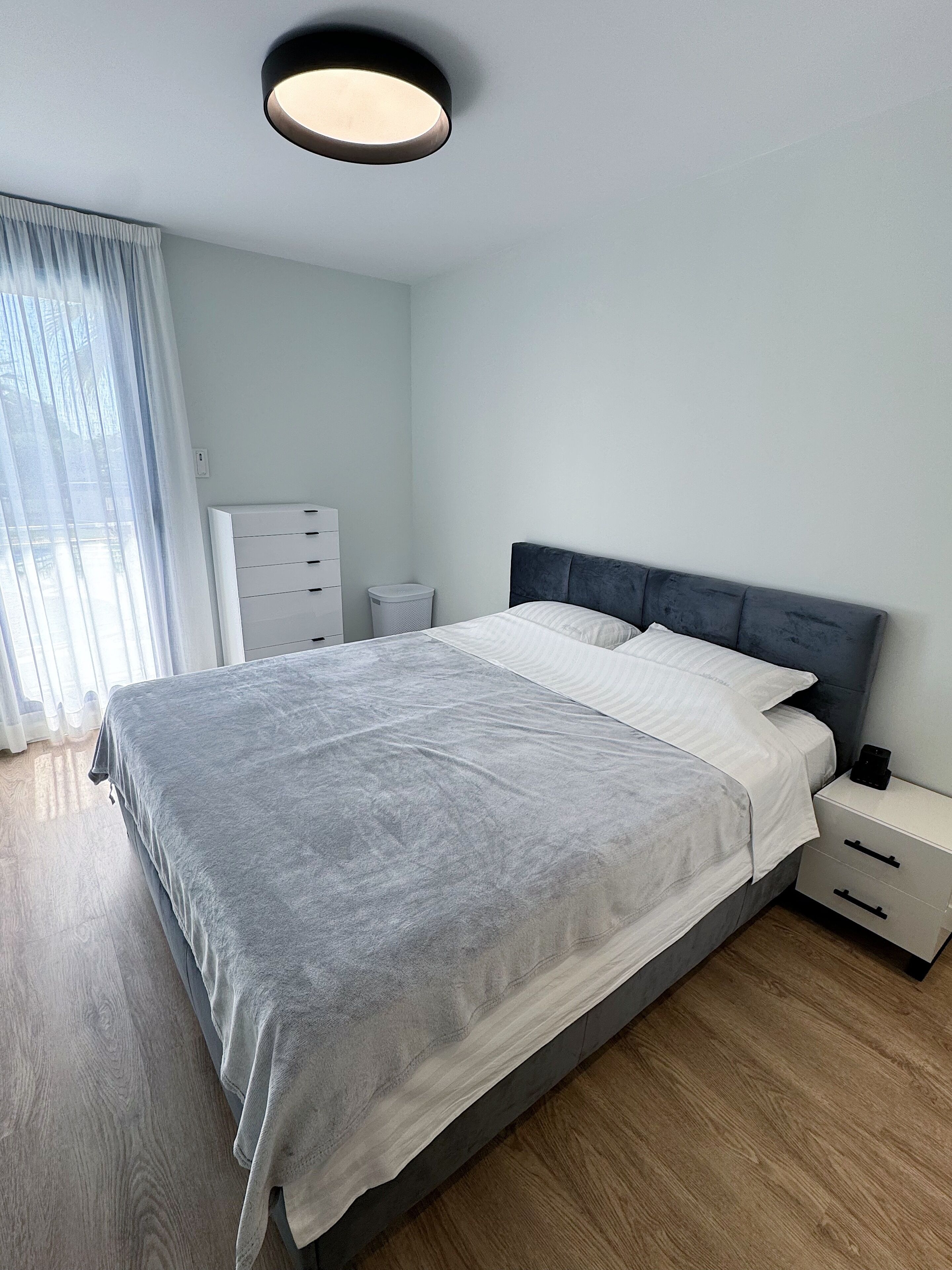 3 slaapkamers, een strijkplank/strijkijzer, wifi, beddengoed