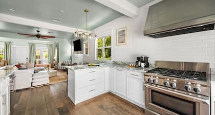 Lux WPB Oasis, Pool/Spa, Game Room, Sleeps 12!