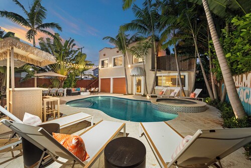 Lux WPB Oasis, Pool Spa, Game Room,  Sleeps 12!  Great for families!