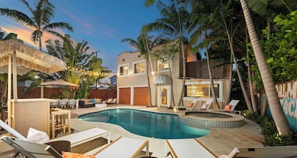 Lux WPB Oasis, Pool Spa, Game Room, Sleeps 12! Great for families!