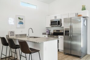 Kylskåp, mikrovågsugn, ugn och spishäll