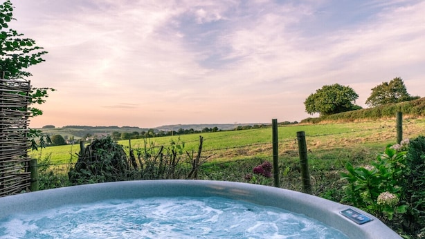 Un bain à remous avec vue sur un paysage rural.