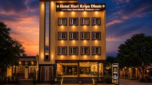 Un hôtel à étages, doté d’une entrée imposante et d’une enseigne indiquant son nom et son emplacement.
