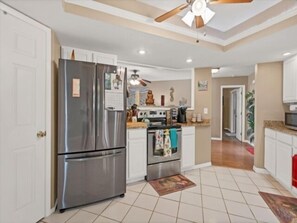 Réfrigérateur, micro-ondes, plaque de cuisson, lave-vaisselle