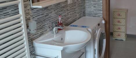 Een douche, een haardroger, een bidet, handdoeken