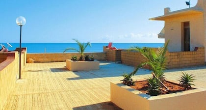 Appartement Ă Triscina au bord de la mer avec piscines