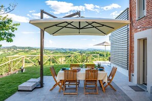Outdoor dining - Villa Laretta - Three Bedroom Villa, Sleeps 6 (Sommariva Perno)