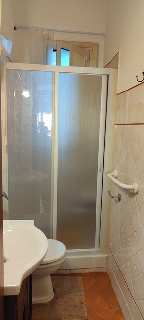 Regadera, secadora de cabello, bidet, toallas 