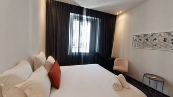 2 habitaciones, escritorio, tabla de planchar con plancha y wifi