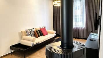 Smart TV, fireplace