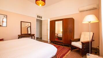 2 habitaciones, tabla de planchar con plancha, internet y ropa de cama