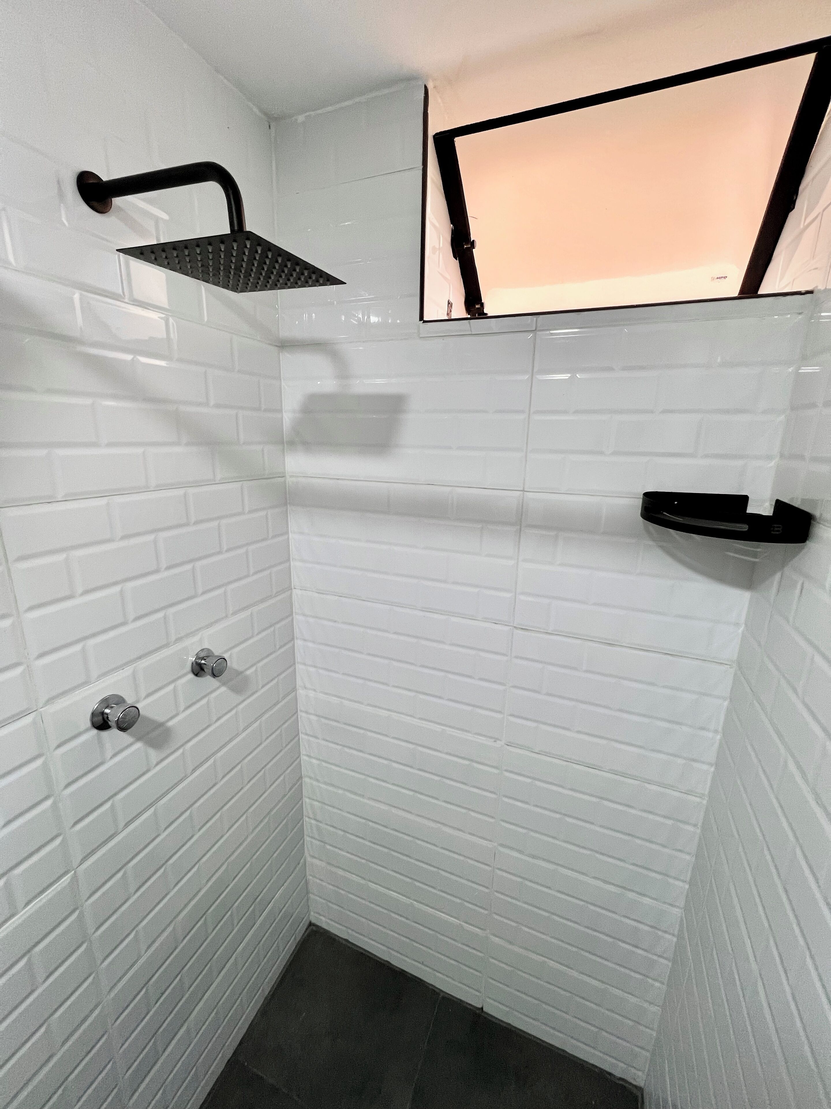 Suihku, hiustenkuivaaja, pyyhkeet, saippua