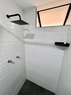 Ducha, secador de pelo, toallas, jabón